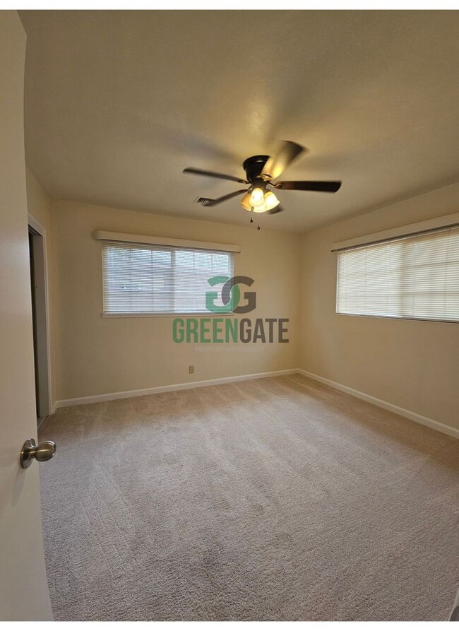 Building Photo - 2 Bedroom 1 Bath Duplex Available NOW in M...