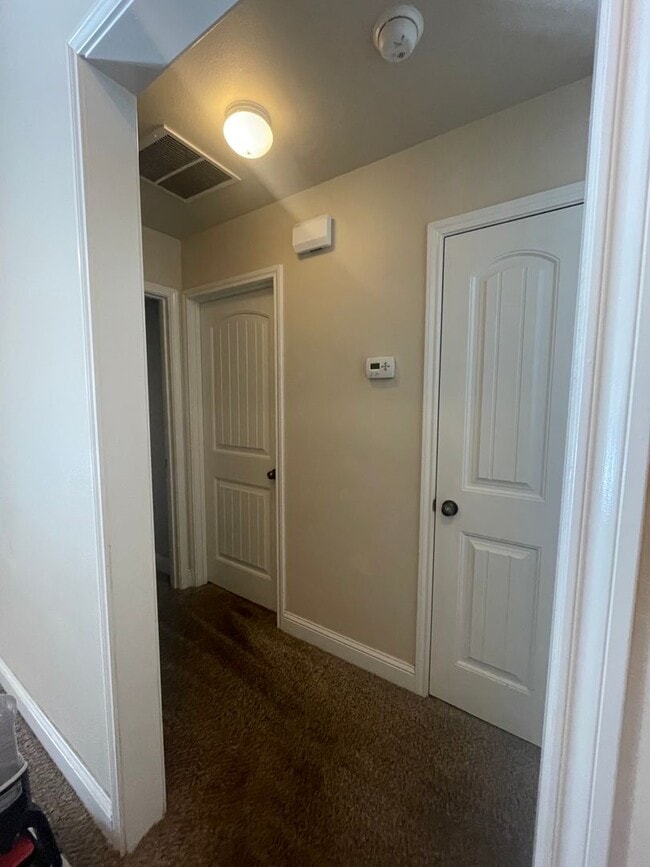 Building Photo - 3 Bedroom 2 bath home!