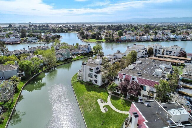 Building Photo - 530 Shorebird Cir