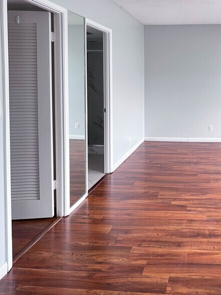 Building Photo - 3150 N Palm Aire Dr