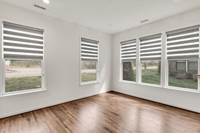 Building Photo - Modern End-Unit Townhome in Rocketts Landing – Prime Richmond Location