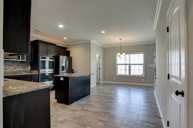 Building Photo - Sharp 4 bedroom HUGE house off exit 1 of I 24