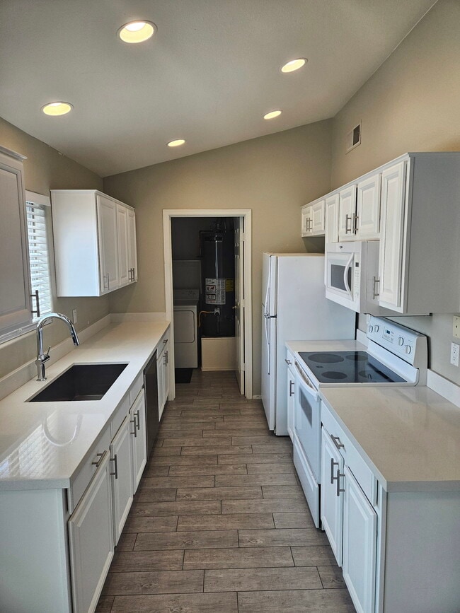 Building Photo - 7520 E Earll Dr