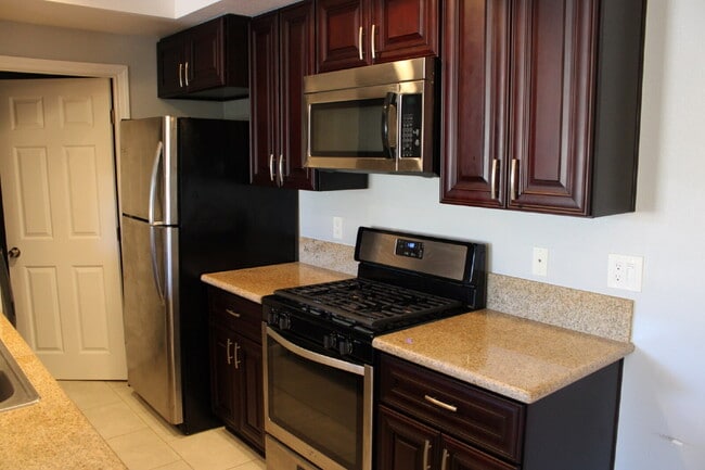 Building Photo - $2,900 - 2 Bed 2 Bath Condo in Oceanside Near Beach!