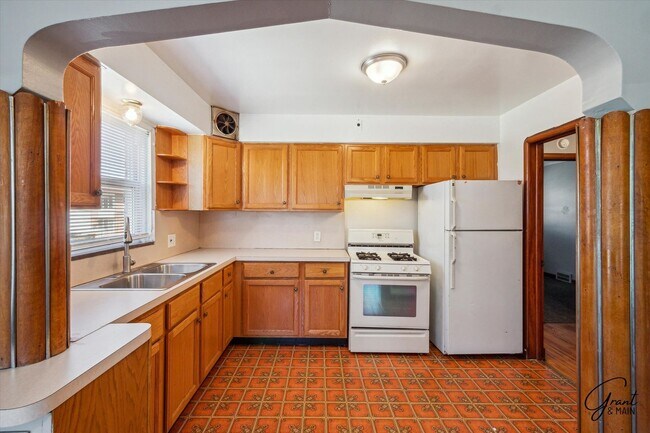 Building Photo - 5074/5076 Chalmers - Alejandro Soto