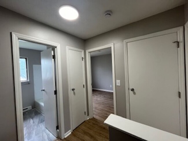 Building Photo - Newly Updated 2 BR/ 1 BA townhome MOVE-IN ...
