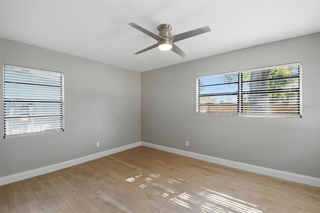 Building Photo - 405 Shore Dr E