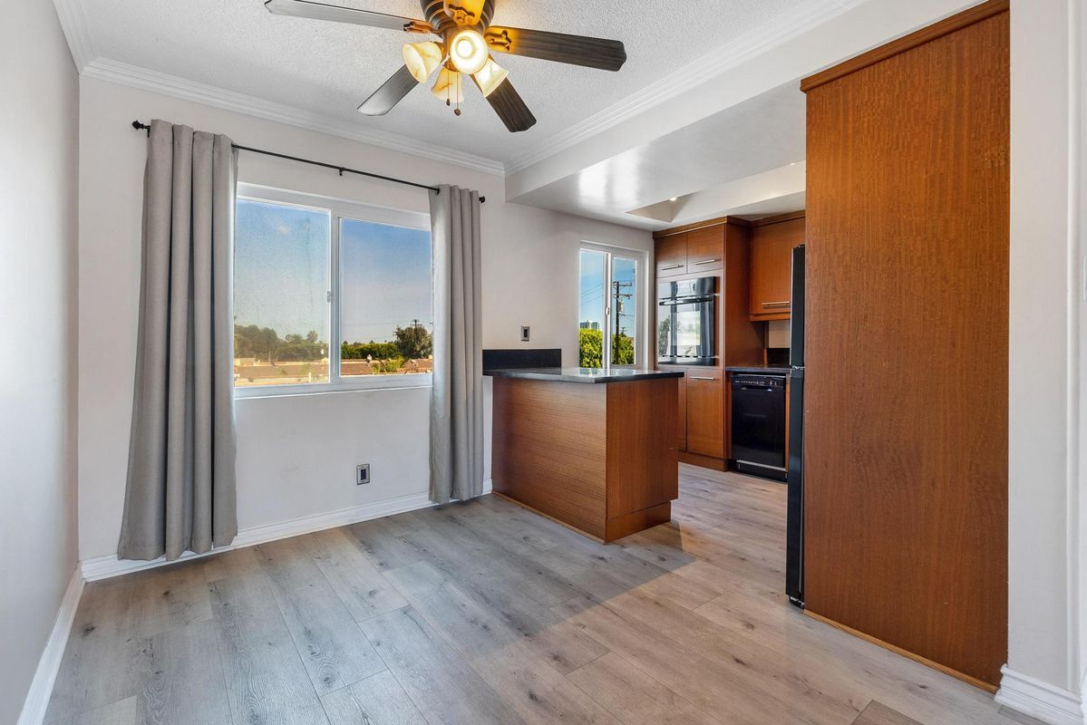 Building Photo - 2033 E 3rd St