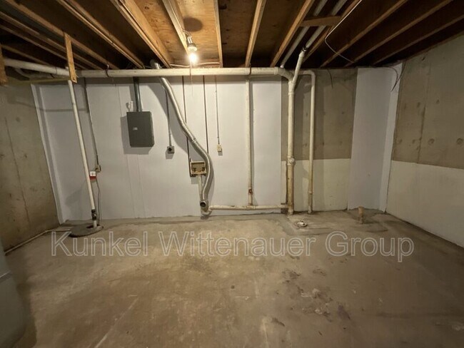 Building Photo - 1975 Nathan Ave