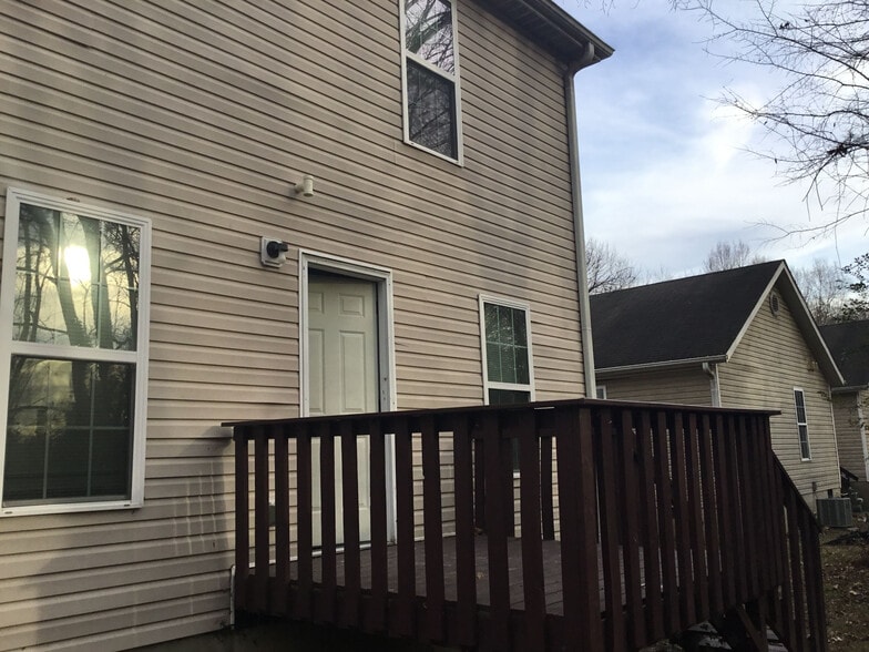 Building Photo - Room in Condo on Beck St