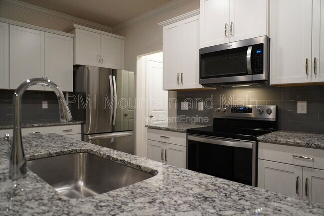 Building Photo - 210 Creekview Rd