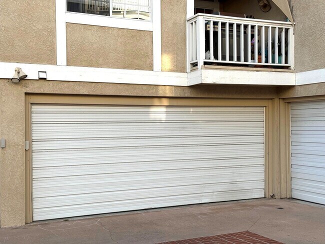 Building Photo - Furnished Multi-Level Townhome in South Redondo Beach – Available for 6–12 Months