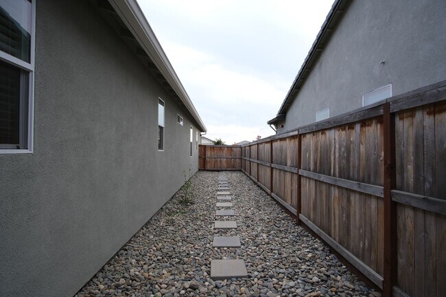 Building Photo - Stunning 4-bedroom 2.5 bathroom