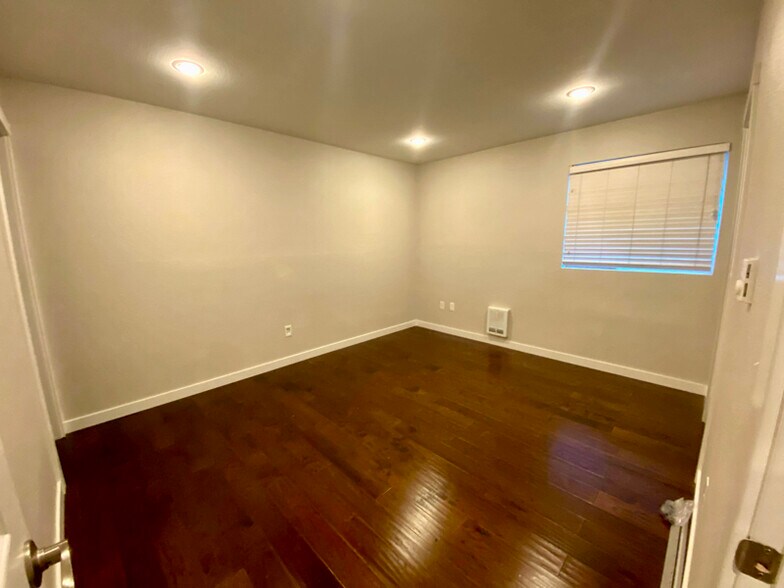 Building Photo - 12415 NE 130th Ct
