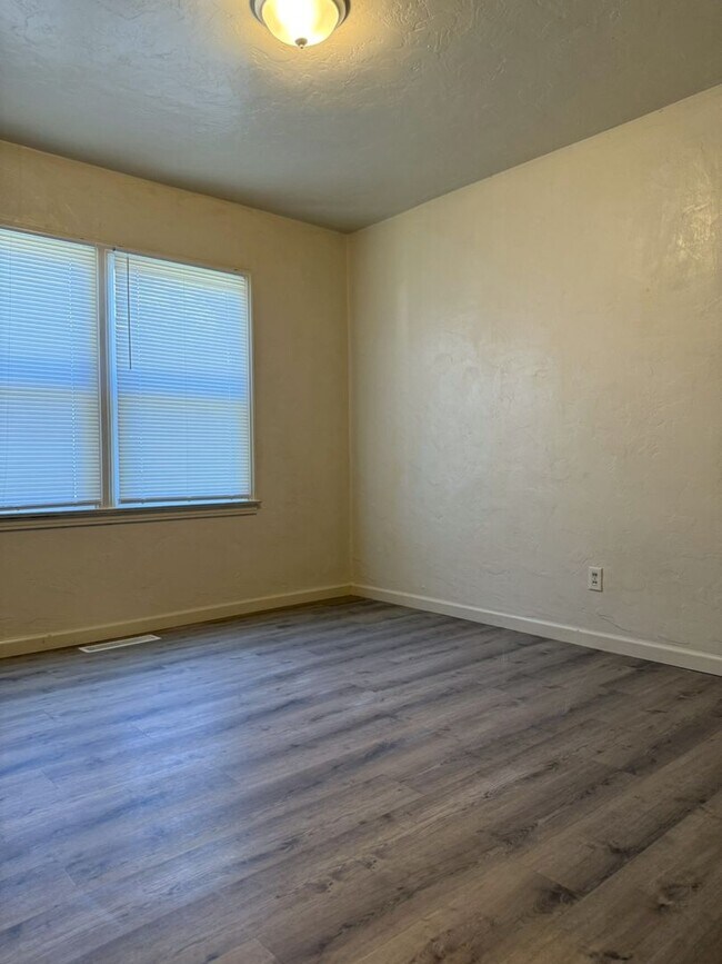Building Photo - Charming and newly upgraded home. AVAILABL...