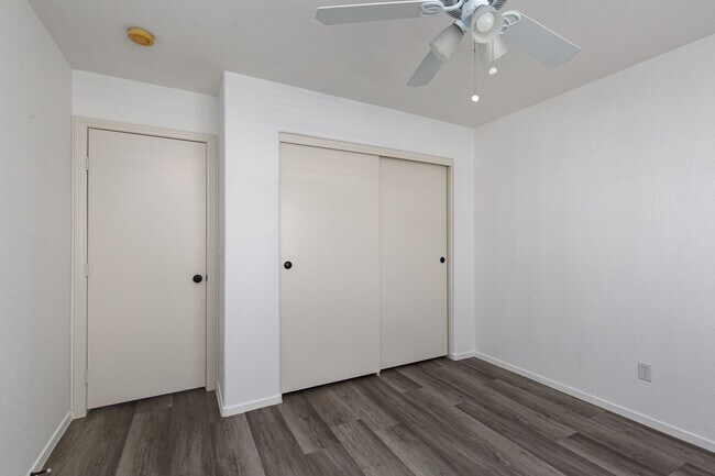 Building Photo - 3 bedroom home located near 215 Freeway and shopping.