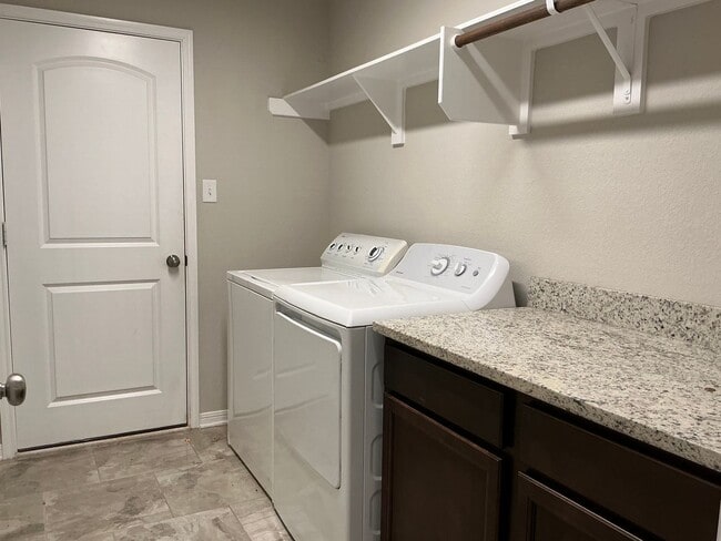 Building Photo - AVAILABLE NOW! 4-Bed 3-bath in Creek Meadows