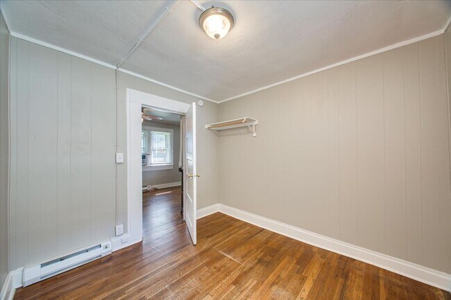 Building Photo - Adorable Guest Cottage in the North End!