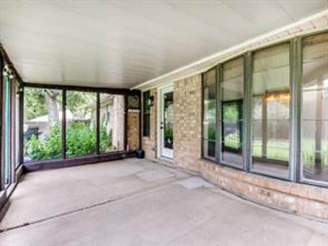 Building Photo - 1620 Post Oak Dr