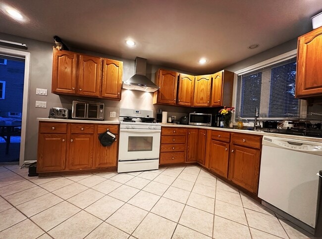 Building Photo - 203 Boston Post Rd