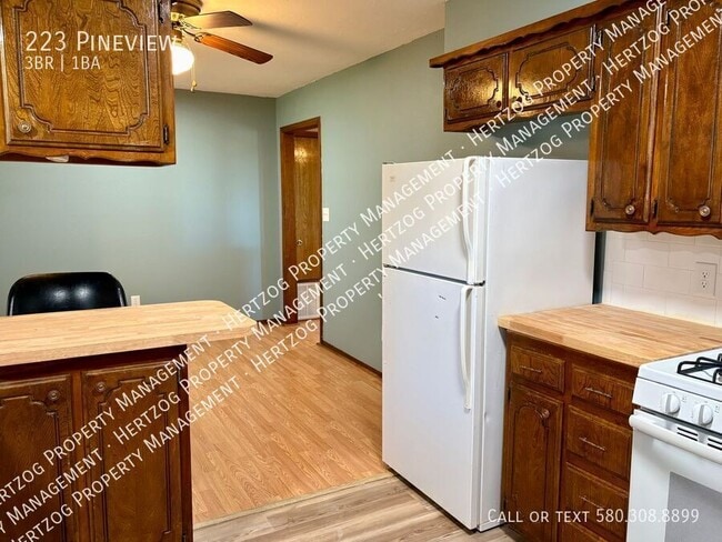 Building Photo - 223 Pineview-