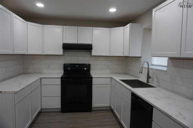 Building Photo - 1112 Lisa Ln
