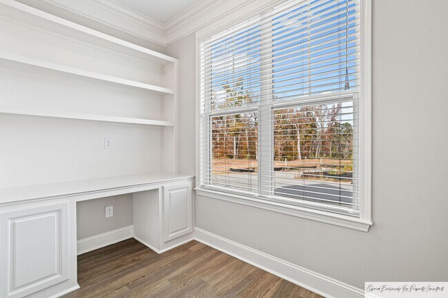 Building Photo - RESORT LIVING IN DESIRABLE SALUDA RIVER CLUB