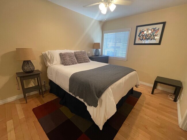 Queen size mattress with 680 thread count cotton sheets - 408 17th St