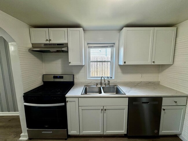 Building Photo - Newly Remodeled Home for Rent in Moline