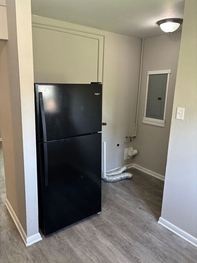 Building Photo - Comfortable Living in a Cozy 2-Bedroom Dup...