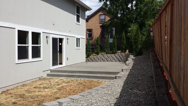 Building Photo - Beautiful 4 Bedroom / 3 Bath Home