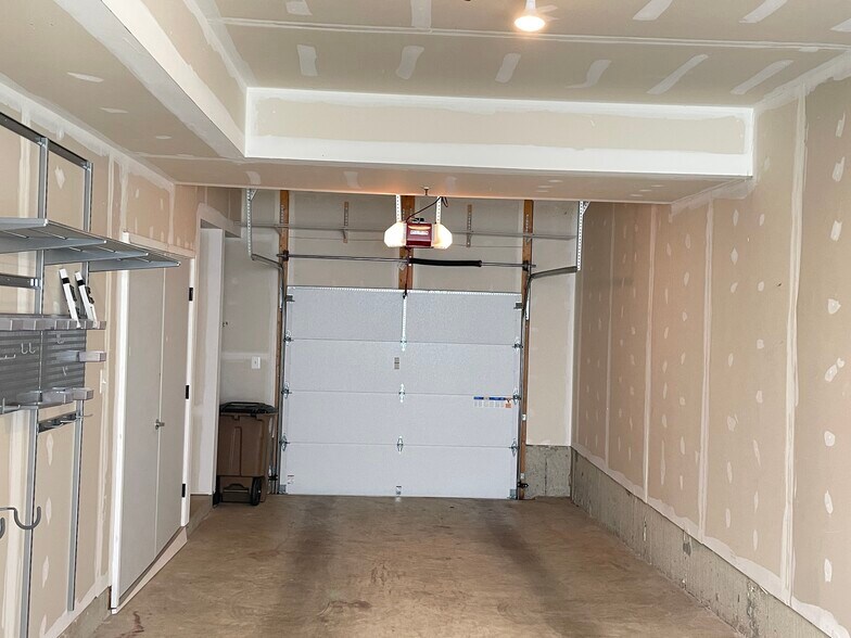 2 car garage - 924 King Farm Blvd