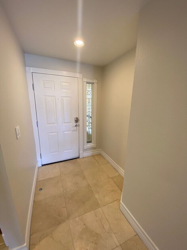 Building Photo - Remodeled 2 Bedroom Condo Just Off the Strip!