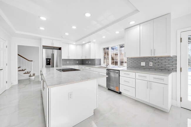 Building Photo - 1524 Glenlake Cir