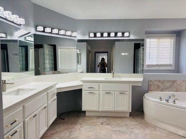 Building Photo - 47970 Vía Jardin