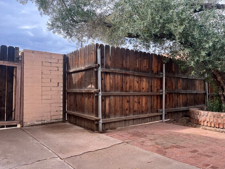 Bakyard - 902 E Amelia Ave
