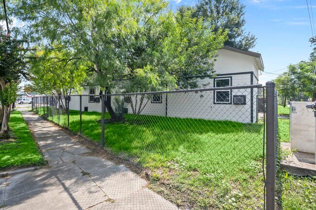 Building Photo - 4902 McKinney St