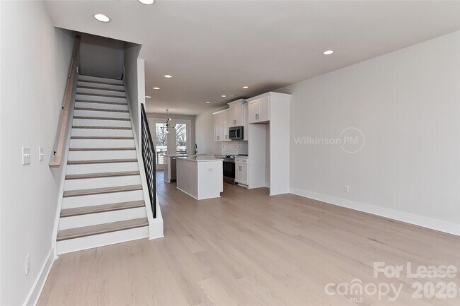 Building Photo - 2204 Northend Dr