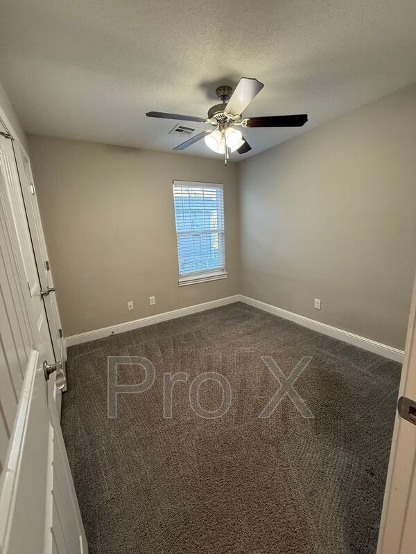 Building Photo - 1414 E 6th St