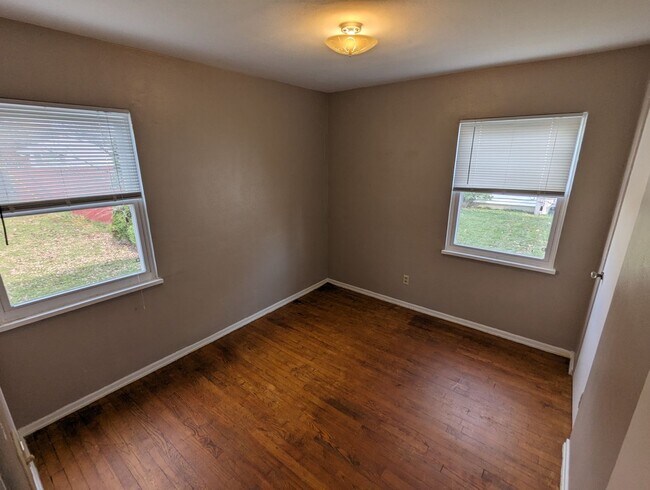 Building Photo - Charming Ranch Home Near Lakeview Metro Park