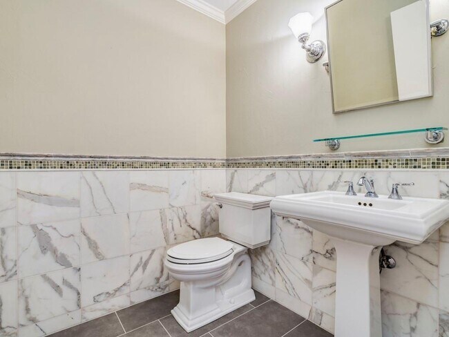 Building Photo - 404 Almarion Dr