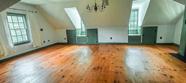 Building Photo - Oversized 4 Bedroom 3.5 Bathroom Home Situ...