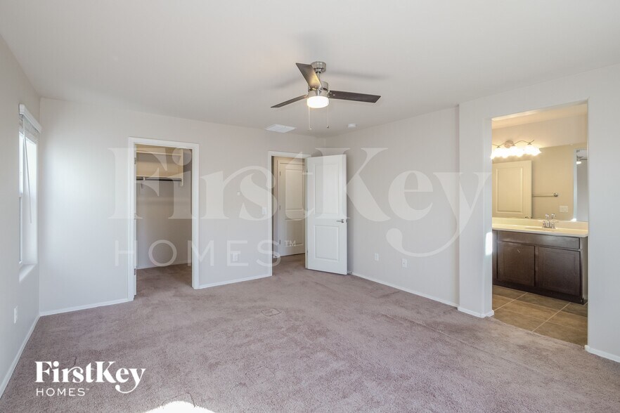 Building Photo - 2852 N Fair Oaks Ave