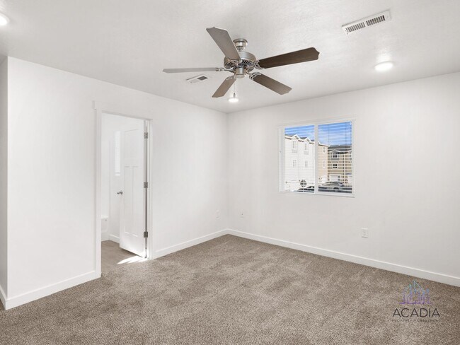 Building Photo - Spacious 3 Bed/2.5 Bath Townhome in Magna Community!