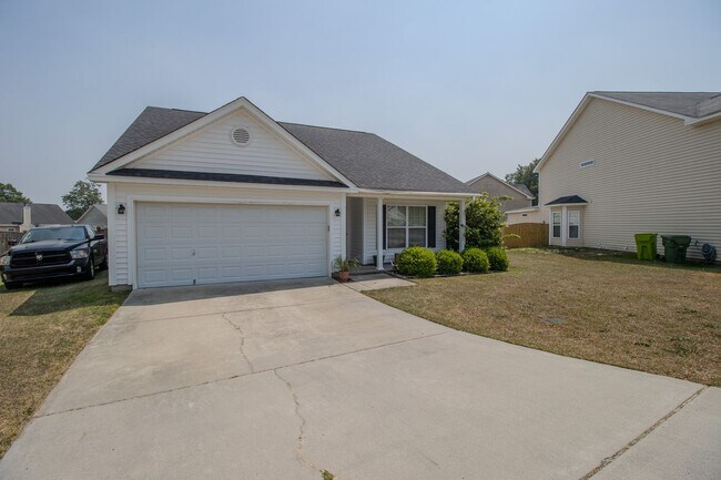 Building Photo - Spacious 3BR in Myers Creek – Fenced Yard, Workshop w/ Electricity & Bright Open Living!