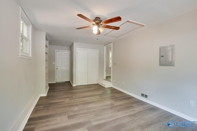 Building Photo - 4813 Joy Dr NW