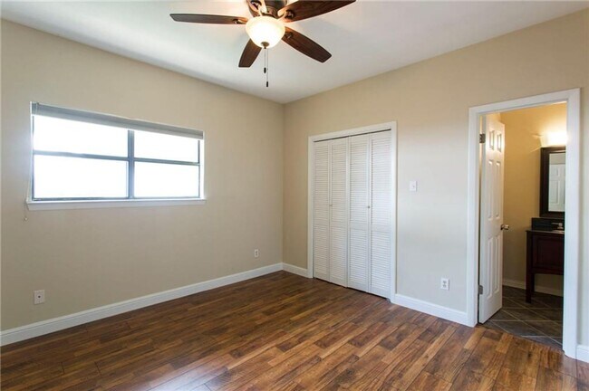 Building Photo - Great Two bedroom One Bath