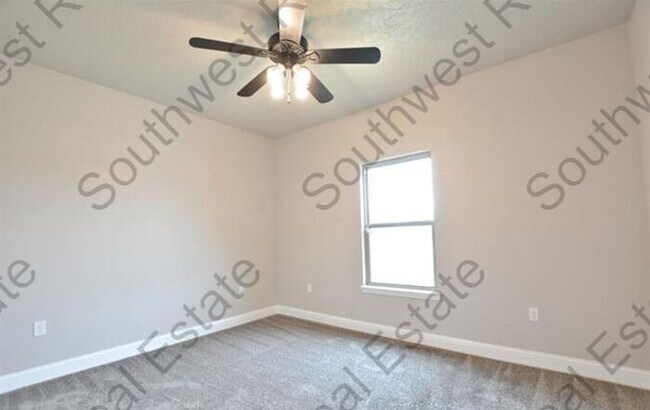 Building Photo - Spacious 3 bedroom, 2 bathroom home