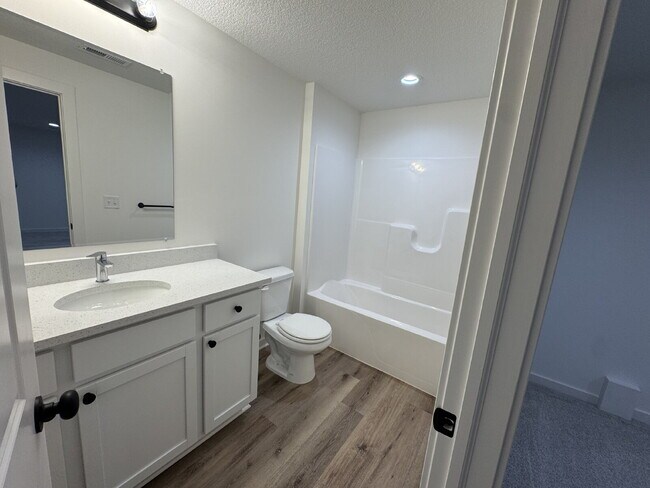 Building Photo - "Spacious 5-Bed Oasis with 3 Full Baths in Charming Bel Aire - 2,624 Sq Ft of Comfortable Living!"