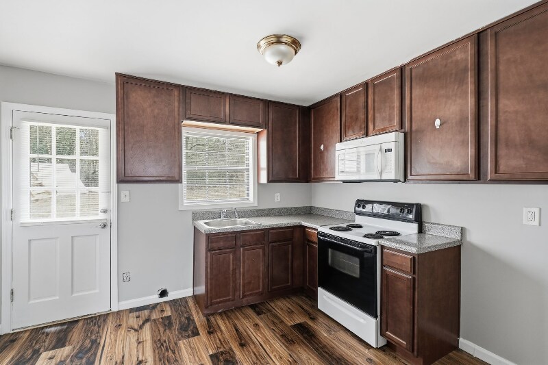 Building Photo - 3681 Lynn Dr